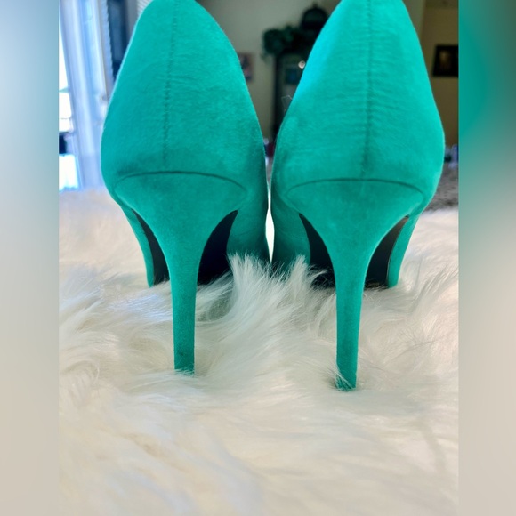 SOLD- Women’s Vibrant Green Suede Heels. Size 8 - Picture 2 of 9